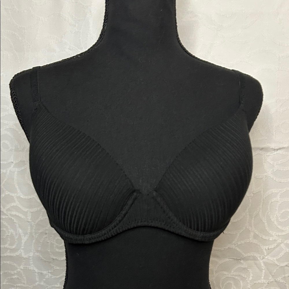 Nautica Intimates black ribbed  lightly padded bra with underwire. Size 36 C.